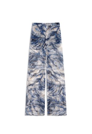 Nohavice so širokými nohavicami s abstraktným vzorom modrých, sivých a bielych vírov, z ľahkej tkaniny a s priliehavým pásom.