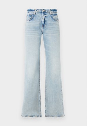 Jeans de ganga azul claro com corte flared e textura suave, cinco bolsos e fecho com botão. Apresenta desbotados para um efeito desgastado.