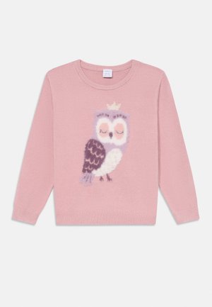 Rosa strikket genser med et fluffy ugle-design med lukkede øyne og krone. Uglen har lilla og hvite aksenter, ribbestrikkede mansjetter og nederkant.