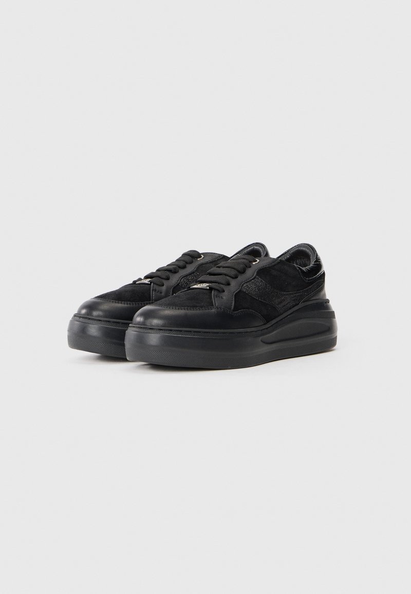 Czarne sneakersy z gładkiej skórzanej powłoki z zamszowymi akcentami, okrągłym noskiem, grubą podeszwą i czarnymi sznurowadłami z przodu.