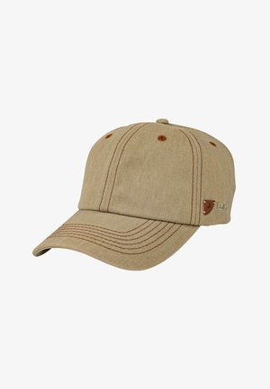 Gorra de béisbol beige de tela con costuras naranjas contrastantes, visera curvada y parche de logotipo de cuero en el costado.