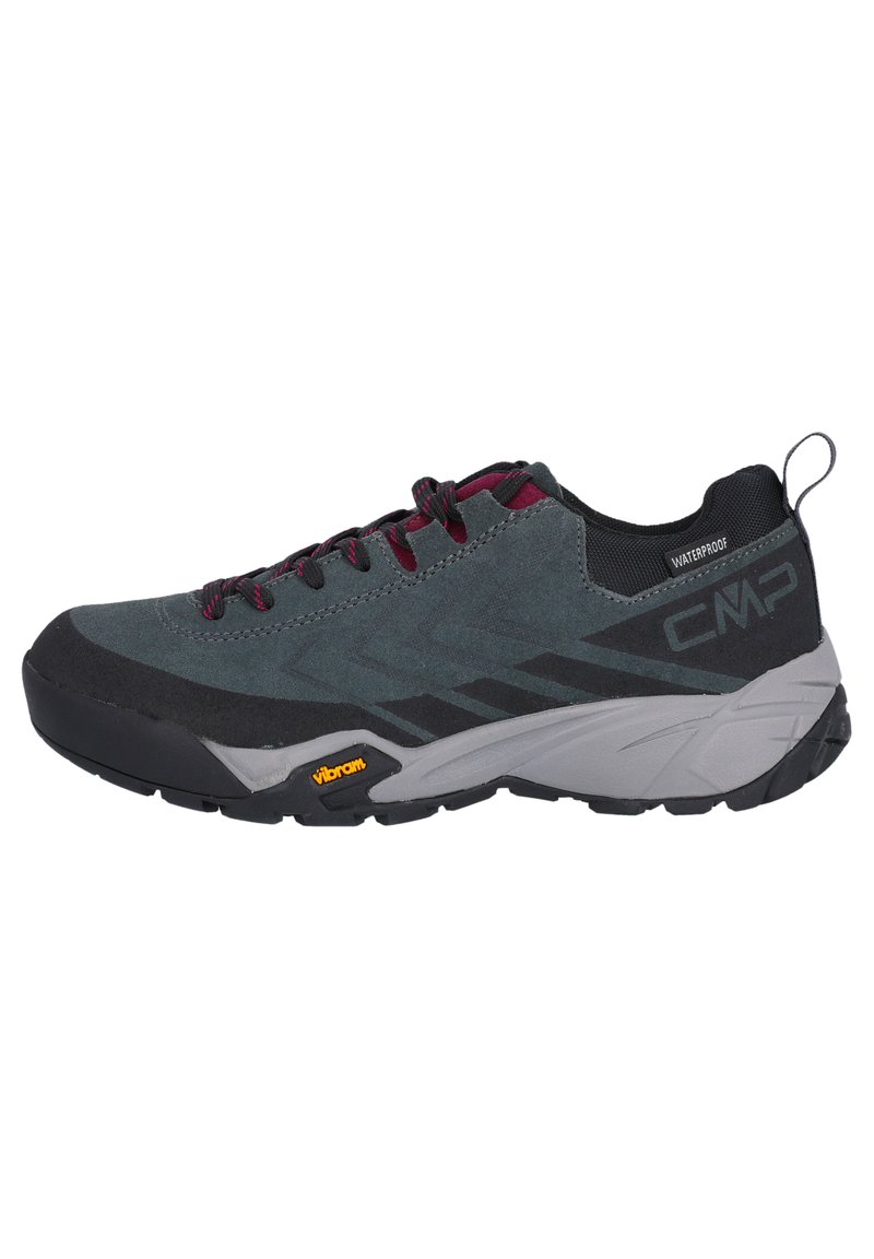 Ciemnoszare i czarne wodoodporne buty trekkingowe z czerwonymi sznurowadłami, podeszwą Vibram i logo CMP po boku, widziane z zewnętrznej strony.