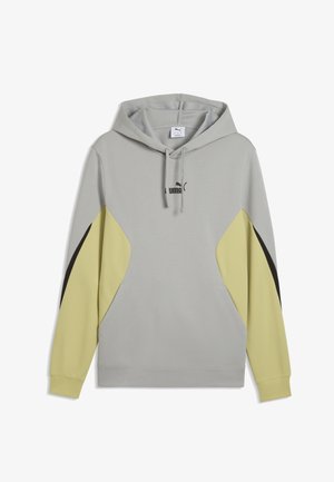 Felpa con cappuccio grigio chiaro con maniche a blocchi di colore giallo e nero, laccetti frontali e un piccolo logo Puma nero sul petto.