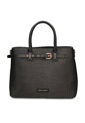 Zwarte gestructureerde handtas met dubbele handvatten, decoratieve riem en gouden gesp, met label "pierre cardin" in het midden aan de voorkant.