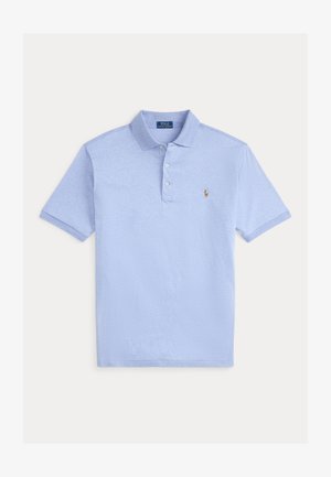 Šviesiai mėlynas polo marškinėliai su trumpomis rankovėmis, apykakle, trimis mygtukais ir siuvinėtų logotipu kairėje krūtinės pusėje. Minkšta audinio tekstūra.