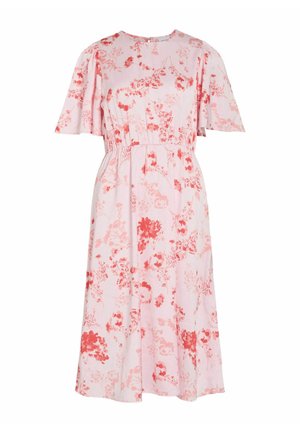 Robe midi rose clair avec motif floral rouge, manches courtes volantées, taille cintrée et encolure ronde avec fermeture par bouton au dos.