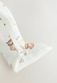 Chausson en coton doux à base blanche, avec des ours en cartoon et des étoiles. Semelle en caoutchouc texturée et antidérapante en blanc avec un motif à pois.