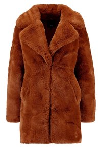 Płaszcz z futrzanego materiału w intensywnym brązowym kolorze o miękkiej fakturze, wyposażony w klapowany kołnierz, ukryte zapięcie i boczne kieszenie dla funkcjonalności.