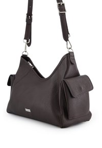 Brązowa skórzana torba na ramię o fakturowanej powierzchni, zaokrąglonym kształcie, regulowanym pasku oraz bocznej kieszeni z klapką. Srebrne okucia.