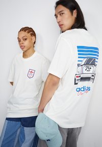adidas Originals TEE UNISEX - Apdrukāts T-krekls - off white