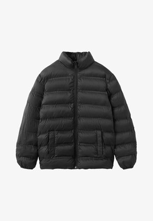 Černá péřová bunda s vysokým límcem, vybavená předním zipem a dvěma bočními kapsami. Povrch má prošívaný vzor a měkkou texturu.