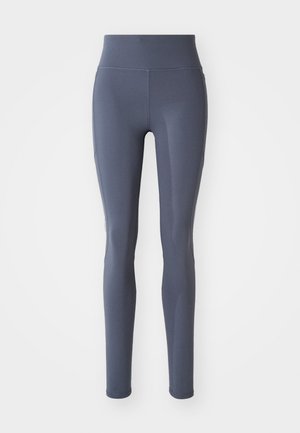 Magas derékú, karcsú szabású leggings sötétszürke anyagból, sima textúrával, varrott varrásokkal, minta vagy fémrészek nélkül.