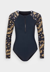 Traje de neopreno de manga larga con un cuerpo de un azul marino oscuro, mangas estampadas en dorado y negro, que cuenta con un cierre frontal y un diseño ajustado.