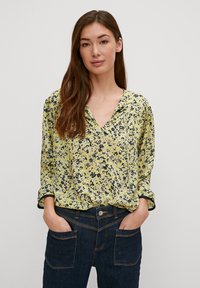 comma casual identity MIT AUSSCHNITT - Blouse - helles zitrone