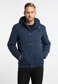 Giacca leggera blu navy con cappuccio, chiusura a bottoni, due tasche laterali e dettagli con cordino sul cappuccio. Texture liscia.