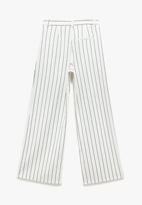 Witte, wijde broek met verticale marineblauwe strepen. Voorzien van een tailleband, riemlussen en een enkele achterzak. Soepele stoftextuur.