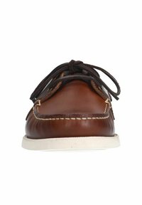 Scarpa da barca in pelle marrone con punta arrotondata, suola in gomma bianca, cuciture a contrasto e lacci marroni sul gambetto.