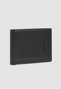 Portafoglio bifold in pelle nera con cuciture minimaliste e logo in rilievo discreto sulla parte frontale, su uno sfondo chiaro e semplice.