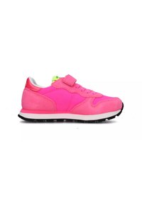 Sneaker rosa in suede e materiale sintetico con una striscia in velcro, colletto imbottito e suola in gomma nera. Presenta accenti neon e dettagli testurizzati.