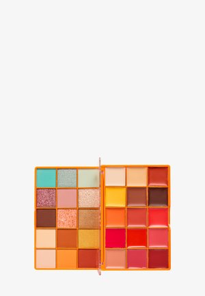 Paleta de maquillaje naranja abierta con 24 compartimentos cuadrados de sombras de ojos y colores para labios en acabados mate, brillo y purpurina.