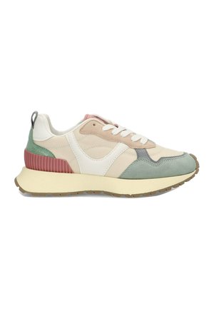 Zapatillas que combinan materiales en beige, rosa claro, verde y blanco; ante texturizado y cuero liso, con una gruesa suela de goma.