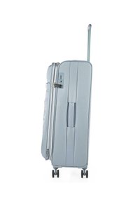 Maleta rígida de color azul claro con un mango retráctil, ruedas dobles, doble cremallera y cerradura de combinación incorporada. Tiene una textura suave.