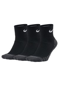 Calcetines negros hasta el tobillo en un paquete de tres, con un diseño de canalé, un logo de Nike en blanco y una puntera gris reforzada para mayor durabilidad.