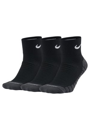 Calzini neri alla caviglia in confezione da tre, con un design a coste, un logo Nike bianco e una punta grigia rinforzata per una maggiore durata.