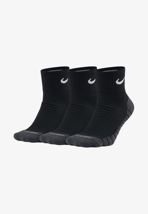 Meias pretas até o tornozelo em um pacote com três, apresentando um design canelado, um logotipo branco da Nike e um dedo do pé cinza reforçado para durabilidade.