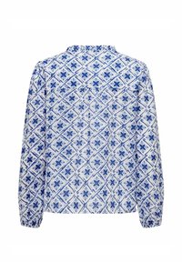 Valge pikkade varrukatega pluus sinise lillelise rombimustriga, elastsete mansettide ja taga kogutud õlavarrega.