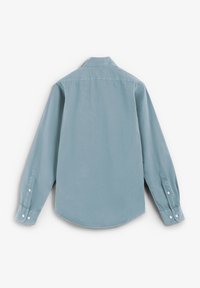 Camisa de botones de manga larga azul claro, mostrada desde la parte posterior, con cuello y puños abotonados sobre un fondo blanco.