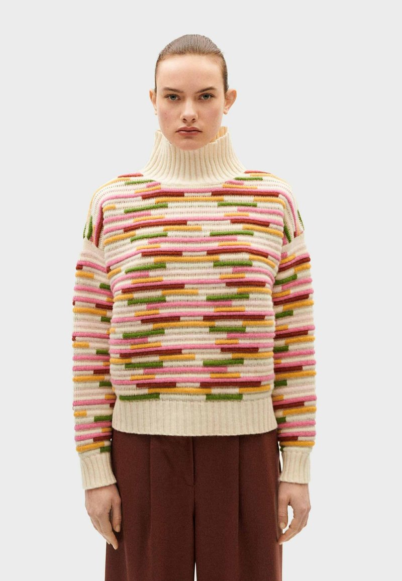 Maglione a collo alto lavorato a maglia con un motivo a strisce multicolore in rosa, arancione, verde e crema. Polsini e orlo a costine spesse.