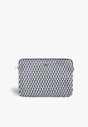 Obdélníkový obal na notebook s černobílým a šedým geometrickým vzorem krychlí, zlatým zipem a kulatým zlatým emblémem ve středu přední strany.