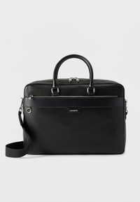 Mallette en cuir noir texturé avec deux poignées, bandoulière amovible, poche avant zippée et ferrures argentées.