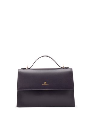 Sac à main en cuir noir avec poignée supérieure, forme structurée et petit texte logo doré sur le rabat avant.