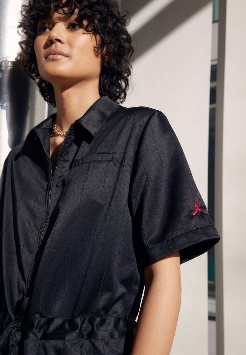 Damen Kleider | Jordan HERITAGE FLIGHTSUIT Jumpsuit black/gym red/schwarz - RF68842 Damen Kleider | Jordan HERITAGE FLIGHTSUIT Jumpsuit black/gym red/schwarz - RF68842