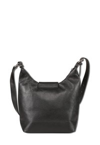 Zwarte gestructureerde lederen schoudertas met verstelbare strap en detail op de voorflap, getoond tegen een witte achtergrond.