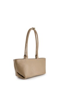Beige læder tote bag med to lange stropper, rektangulær form og en struktureret overflade med minimal syning.