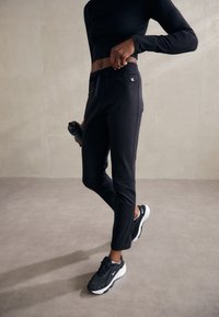 Champion - ICONS DRAWSTRING PANTS - Pantalones deportivos - black Imagen en miniatura 1