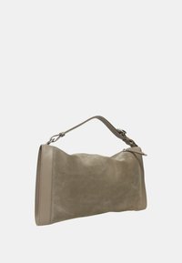 Zachte suède handtas in licht taupe met een gladde leren schouderband. Voorzien van een ritssluiting en een gebogen silhouet voor een elegante uitstraling.