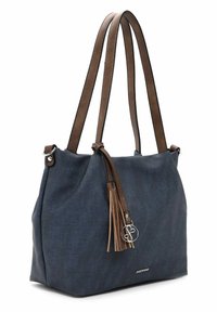 Sac à main bleu foncé avec doubles poignées en cuir marron et détail pompon, orné d'un petit charme circulaire argenté et d'un logo de marque discret.