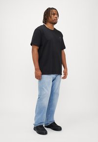 Calvin Klein Jeans Plus PLUS EMBRO BADGE TEE - Lihtne T-särk - black