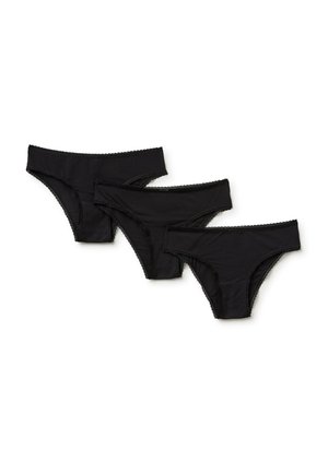 Tres bragas de bikini negras para mujer con borde de encaje, dispuestas en diagonal sobre un fondo blanco.