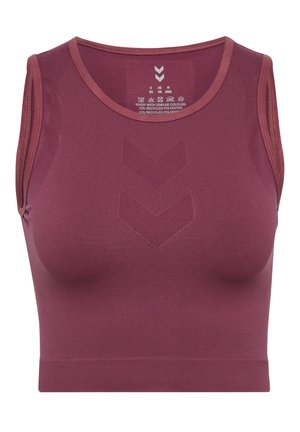 Vinröd sportig crop top i 72 % återvunnen polyester, med rund halsringning, ärmlös design och en subtil chevrontstruktur på framsidan.