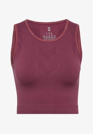Vinröd sportig crop top i 72 % återvunnen polyester, med rund halsringning, ärmlös design och en subtil chevrontstruktur på framsidan.