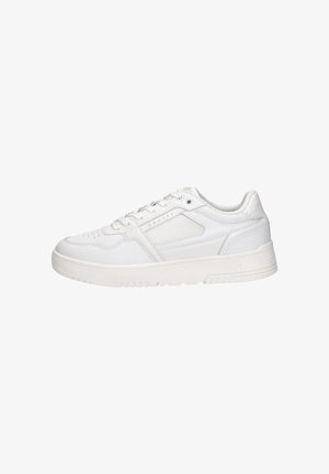 Witte lage sneaker met veters aan de voorkant, gestructureerde panelen en een gebrande zijkant, ontworpen voor casual gebruik.