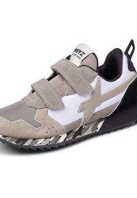 Scarpa sportiva grigia e bianca realizzata in materiali scamosciati e in rete, con strap in velcro, suola con motivo camouflage e un tassello per il tiraggio.