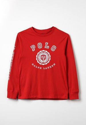 Camiseta roja de manga larga con el texto "POLO Ralph Lauren" y el logo de escudo en el frente, y texto blanco en la manga derecha.