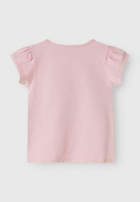 Vaaleanpunainen lyhythihainen puuvillapaita, jossa on puffihihat, pyöreä kaula-aukko ja suora helma. Minimalistinen muotoilu, sileä pinta.