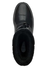 Zwarte waterdichte boot met een glanzende afwerking, bontvoering en verstelbare vetersluiting bij de enkel. Rond neus en gestructureerde binnenzool.